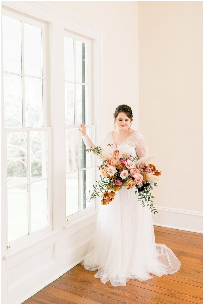 Rose Hill Plantation Bridal Portrait Session - Tiffany L Johnson Photography_0011.jpg