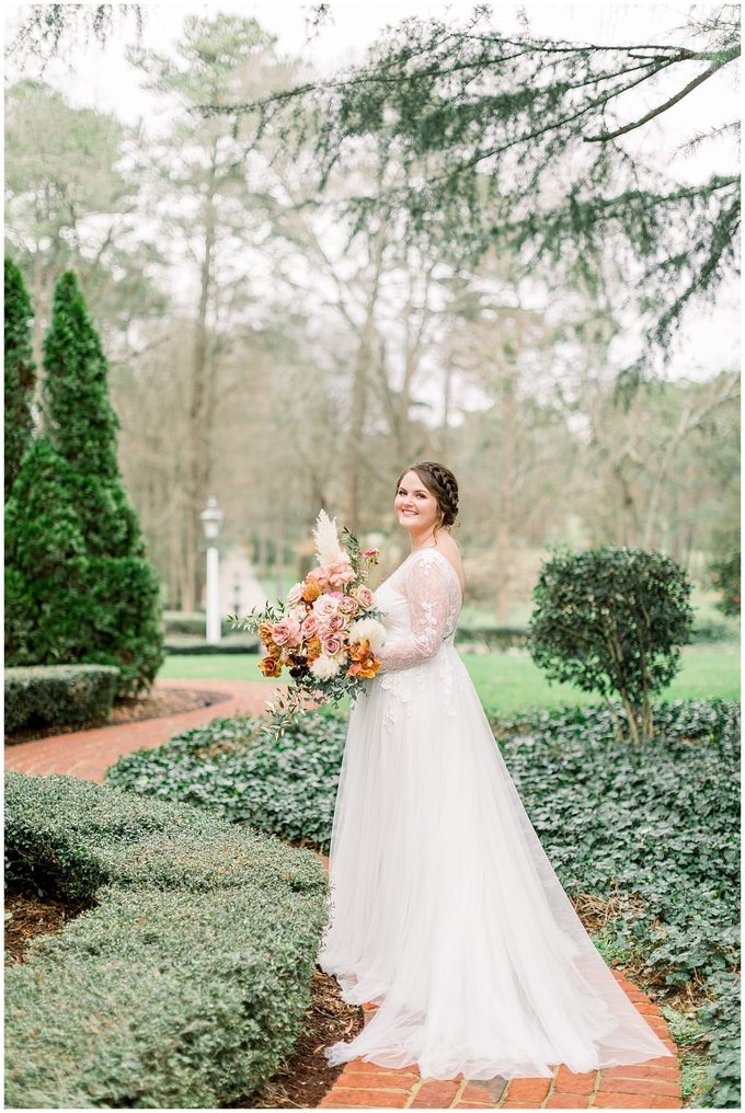 Rose Hill Plantation Bridal Portrait Session - Tiffany L Johnson Photography_0025.jpg