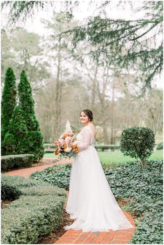 Rose Hill Plantation Bridal Portrait Session - Tiffany L Johnson Photography_0027.jpg